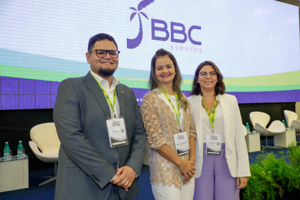 Jonas Dezidoro, da Setur-CE, Yrwana Albuquerque, secretaria de turismo do estado do Ceará, e Nathalia Morais, da Setur-CE