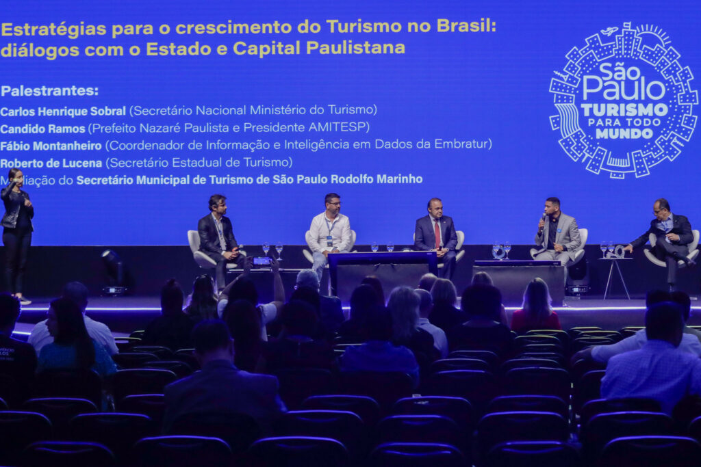 Participantes do painel "“Estratégias para o crescimento do Turismo no Brasil: diálogos com o Estado e a capital paulista”