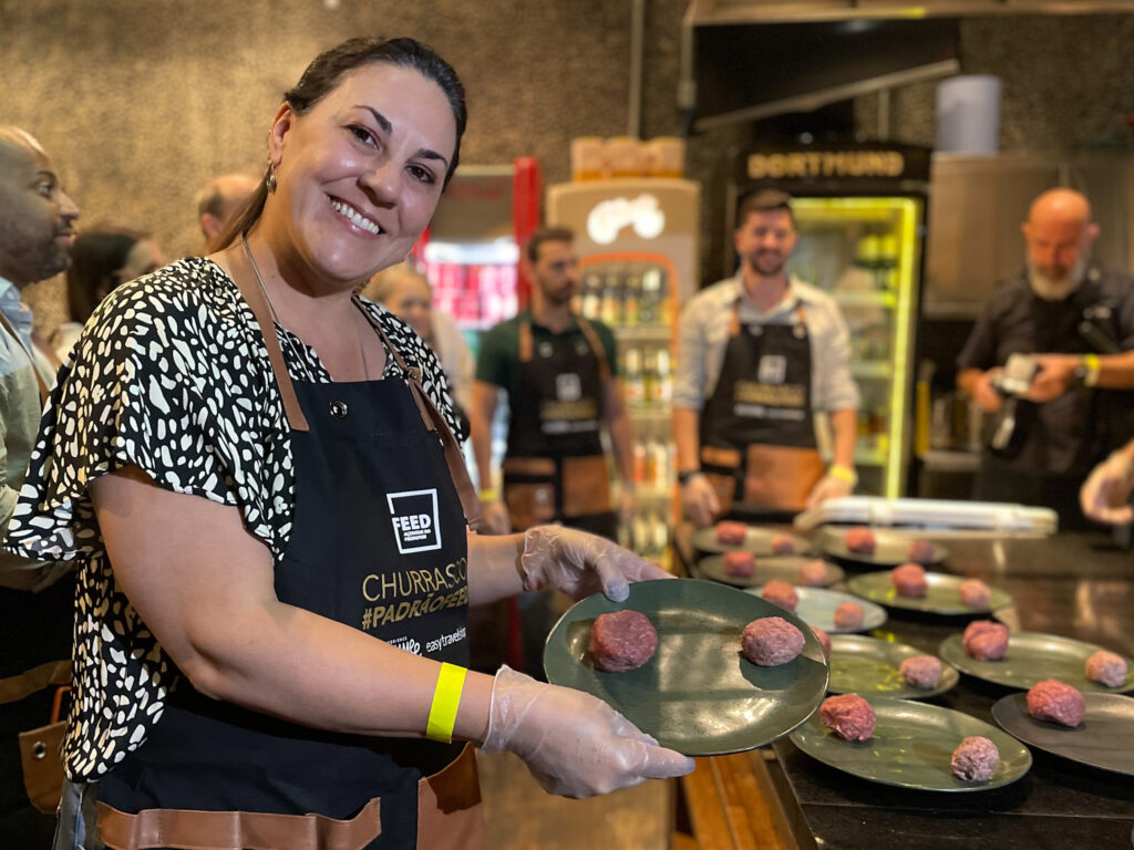 Lizandra Pajak, do Brand USA prestes a preparar seu hambúrguer