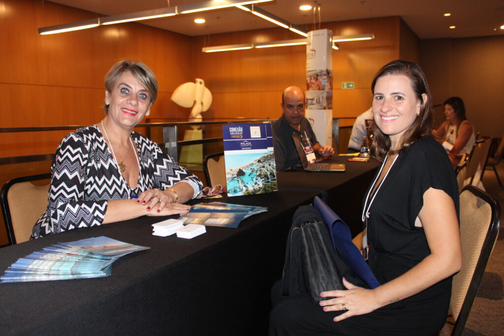 Luciana Casagrande, do Palace Resorts, e Juliana Rezende, da Mais Que Um Roteiro