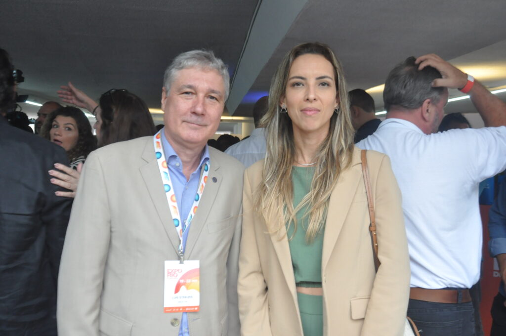 Luiz Strauss, do Sindtur-RJ, com Camila Sousa, da Embratur
