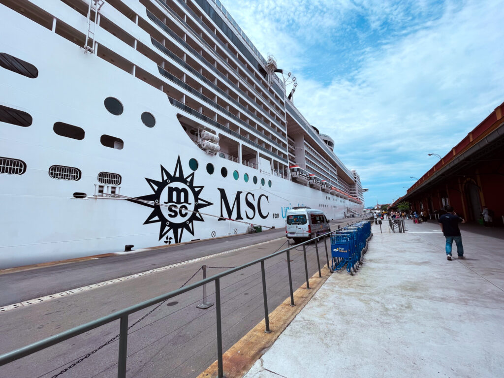 MSC Preziosa atracado no Porto de Santos