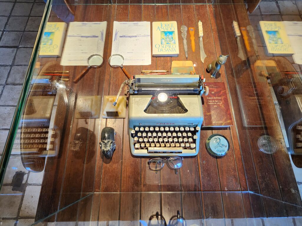 Máquina de escrever e obras de Jorge Amado