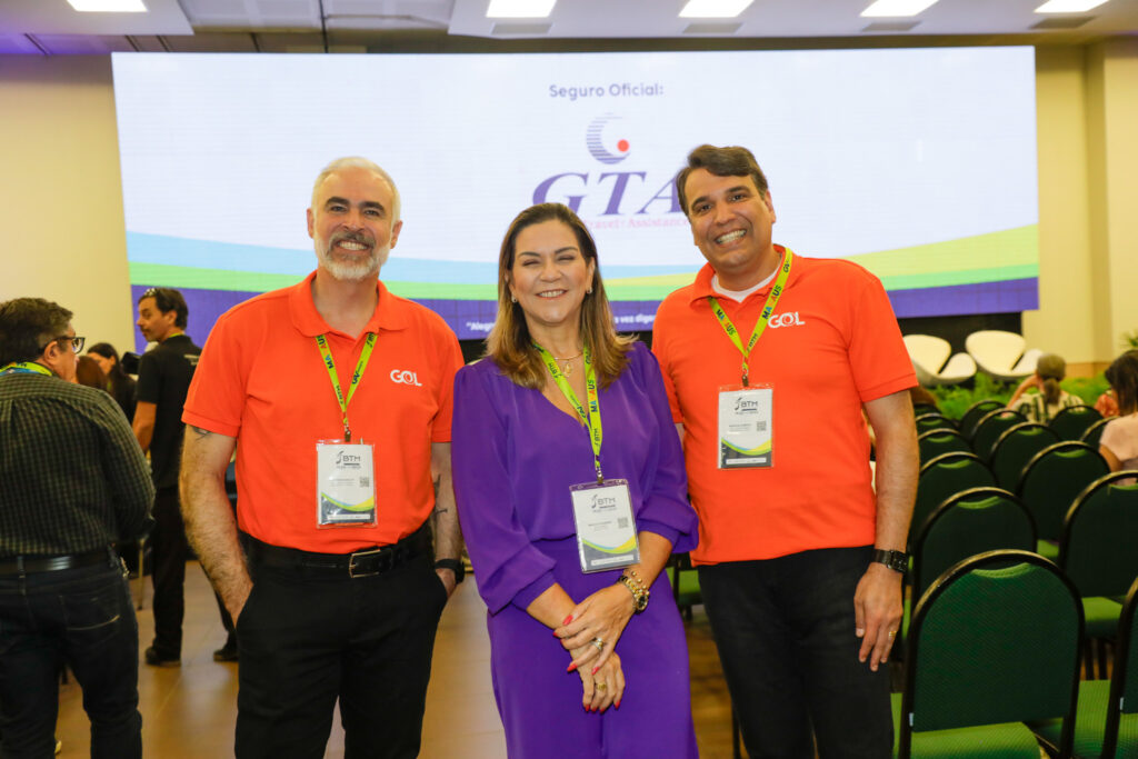 Márcia Pinheiro, da M3 Turismo, entre Anderson Wolff, e Marcos Almeida, da Gol