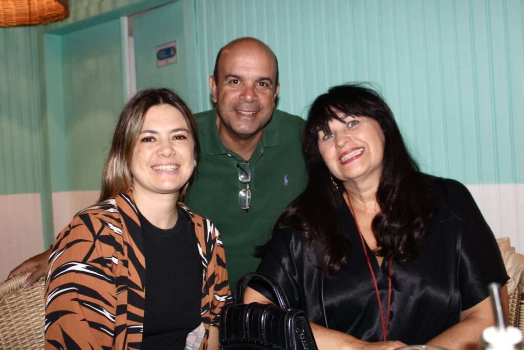 Maria Carolina Marti e Raul Monteiro, do Meliá, e Mari Magalhães, da Oasis