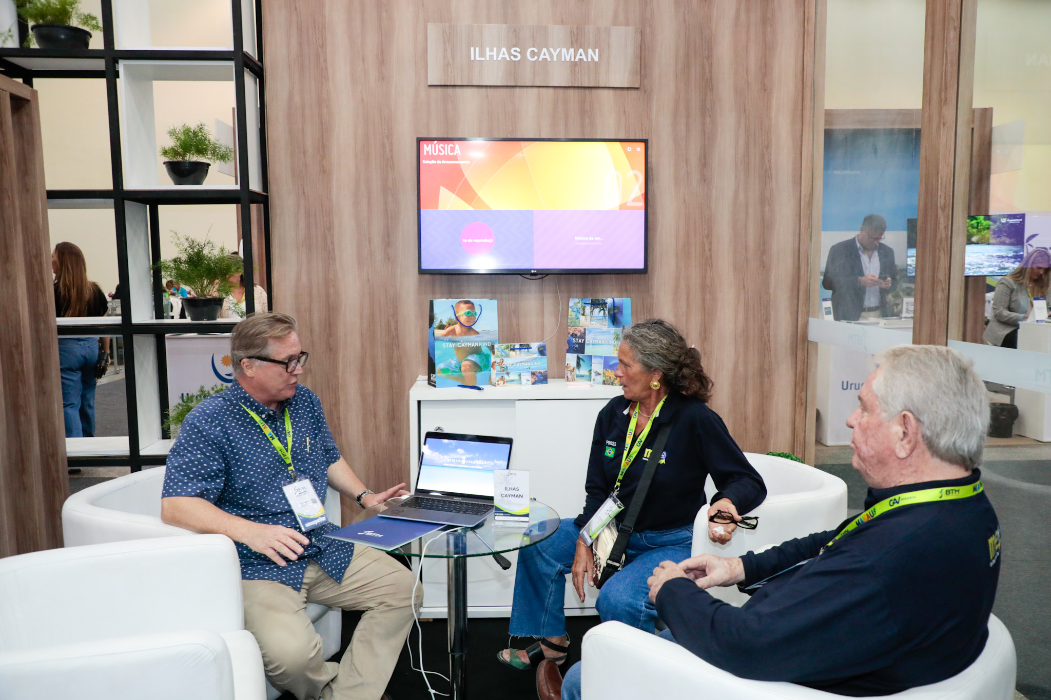 Maurício Vianna, da Ilhas Cayman, com Mari Masgrau e Roy Taylor, do M&E Maurício Vianna, da Ilhas Cayman, com Mari Masgrau e Roy Taylor, do M&E