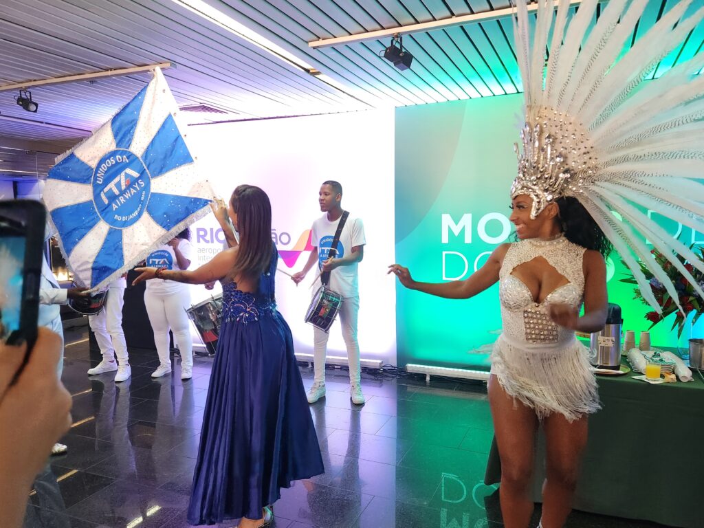 Mini escola de samba com a bandeira da ITA Mini escola de samba com a bandeira da ITA