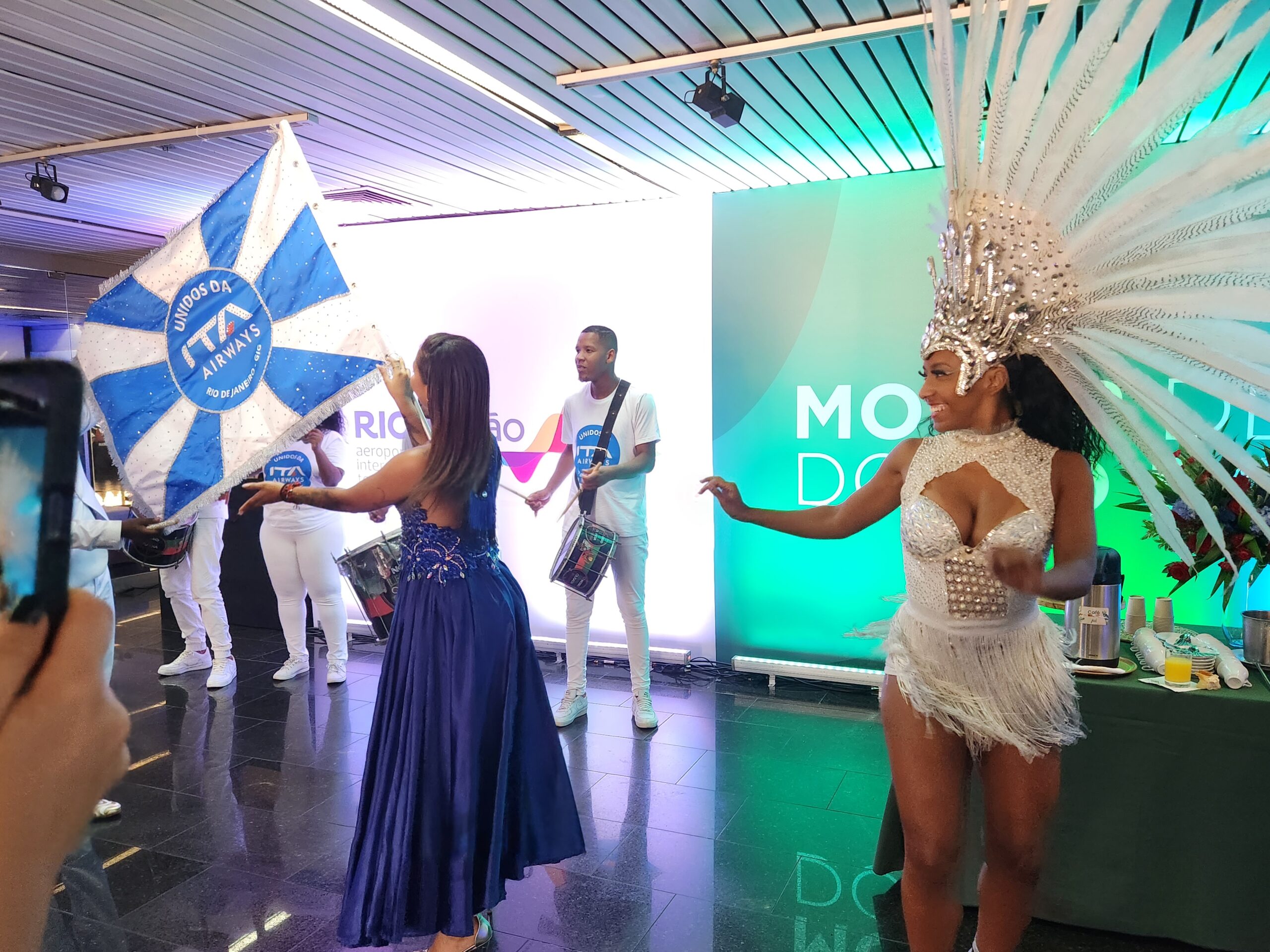 Mini escola de samba com a bandeira da ITA Mini escola de samba com a bandeira da ITA