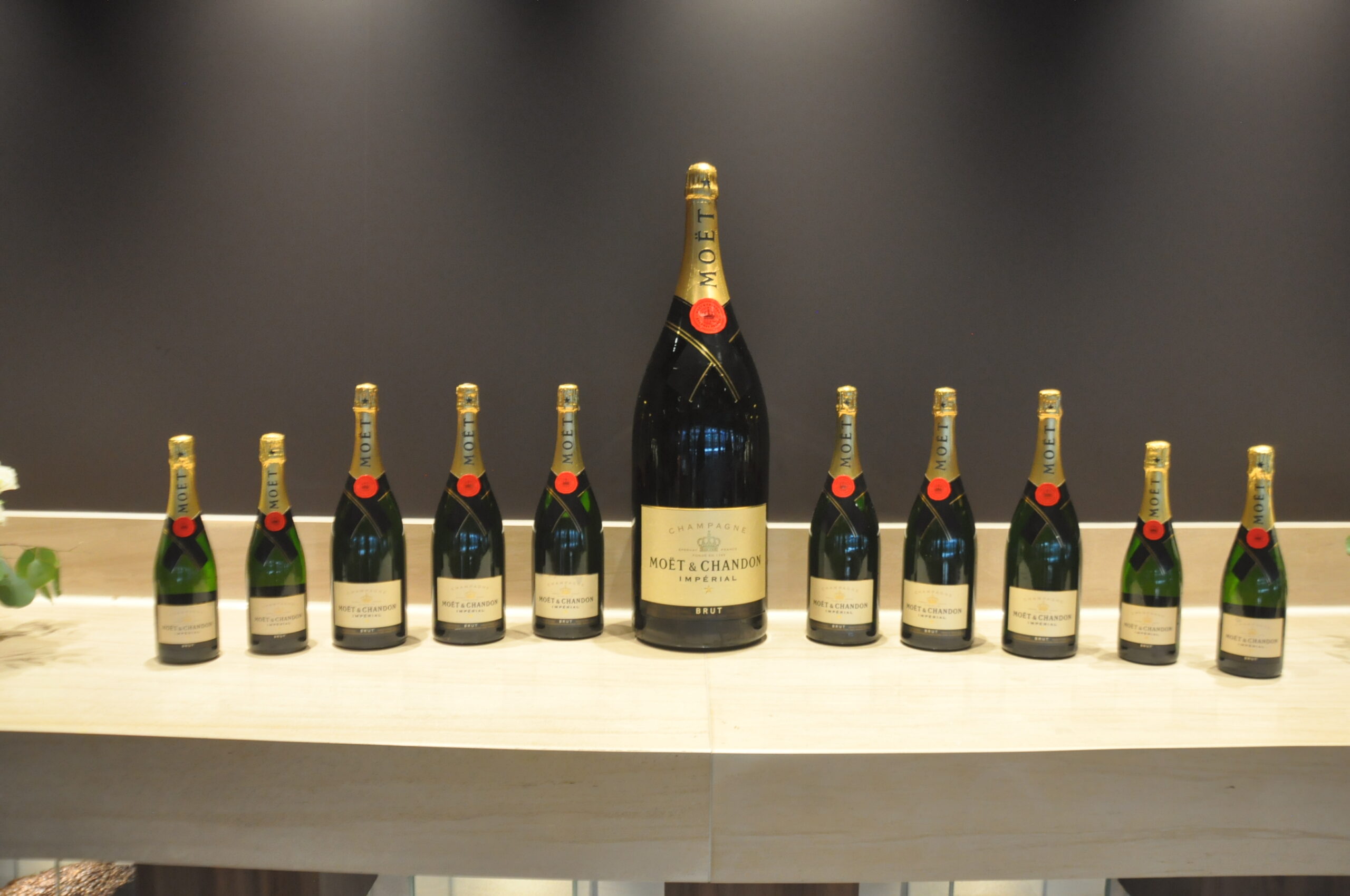 Moet & Chandon é servido aos hóspedes Moet & Chandon é servido aos hóspedes