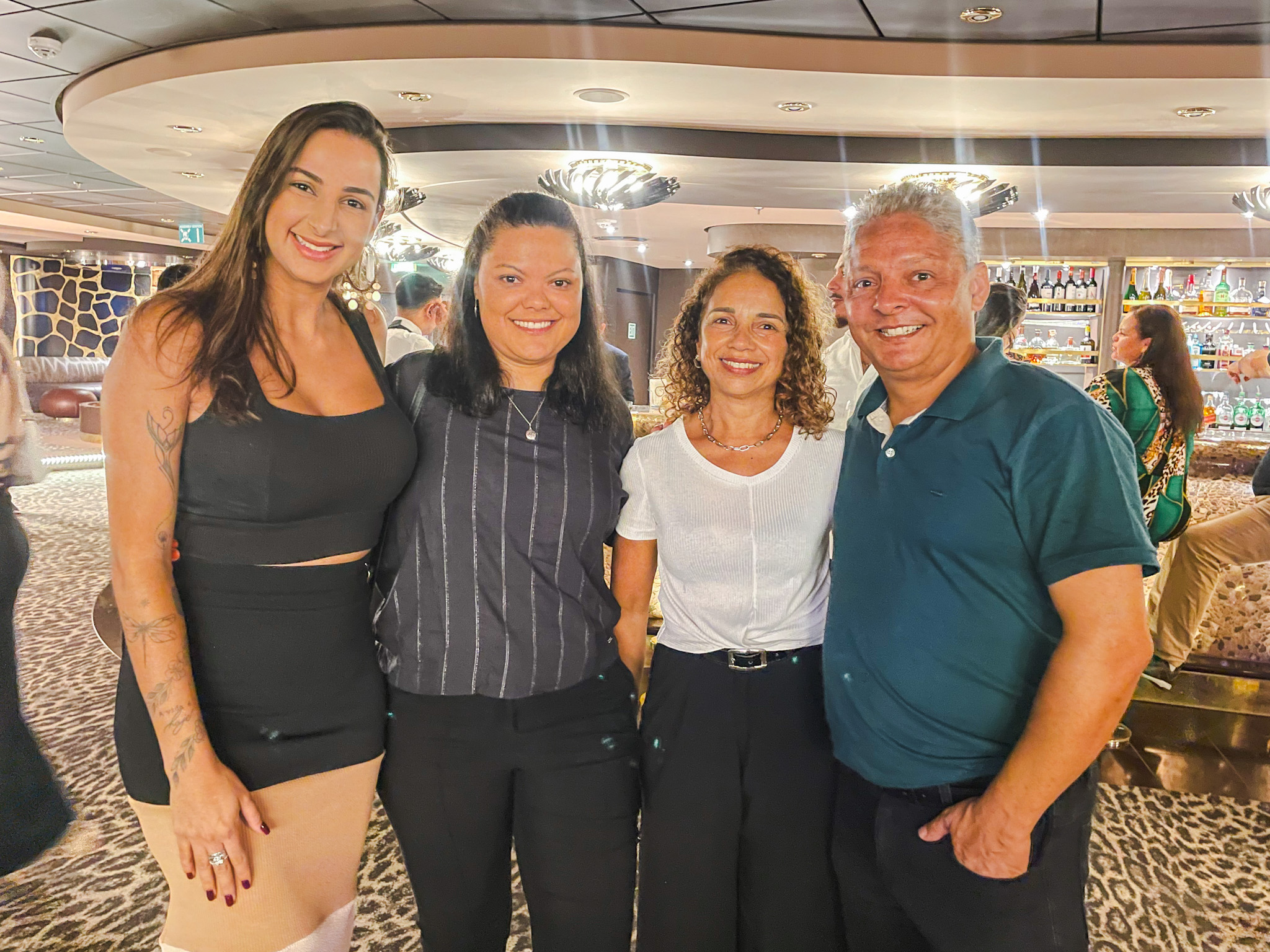 Nathalia Mendes, da Tour Brasil Viagens; Gabriela Rodrigues, da Tour Brasil Viagens; Wania Calonge, Evandro Miranda, da Miramar Turismo Nathalia Mendes, da Tour Brasil Viagens; Gabriela Rodrigues, da Tour Brasil Viagens; Wania Calonge, Evandro Miranda, da Miramar Turismo