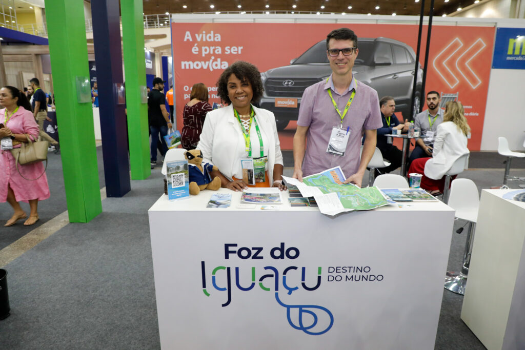 Neumari Cristhine, da Prefeitura de Foz do Iguaçu, e Marco Abbonzio, Setur-PR