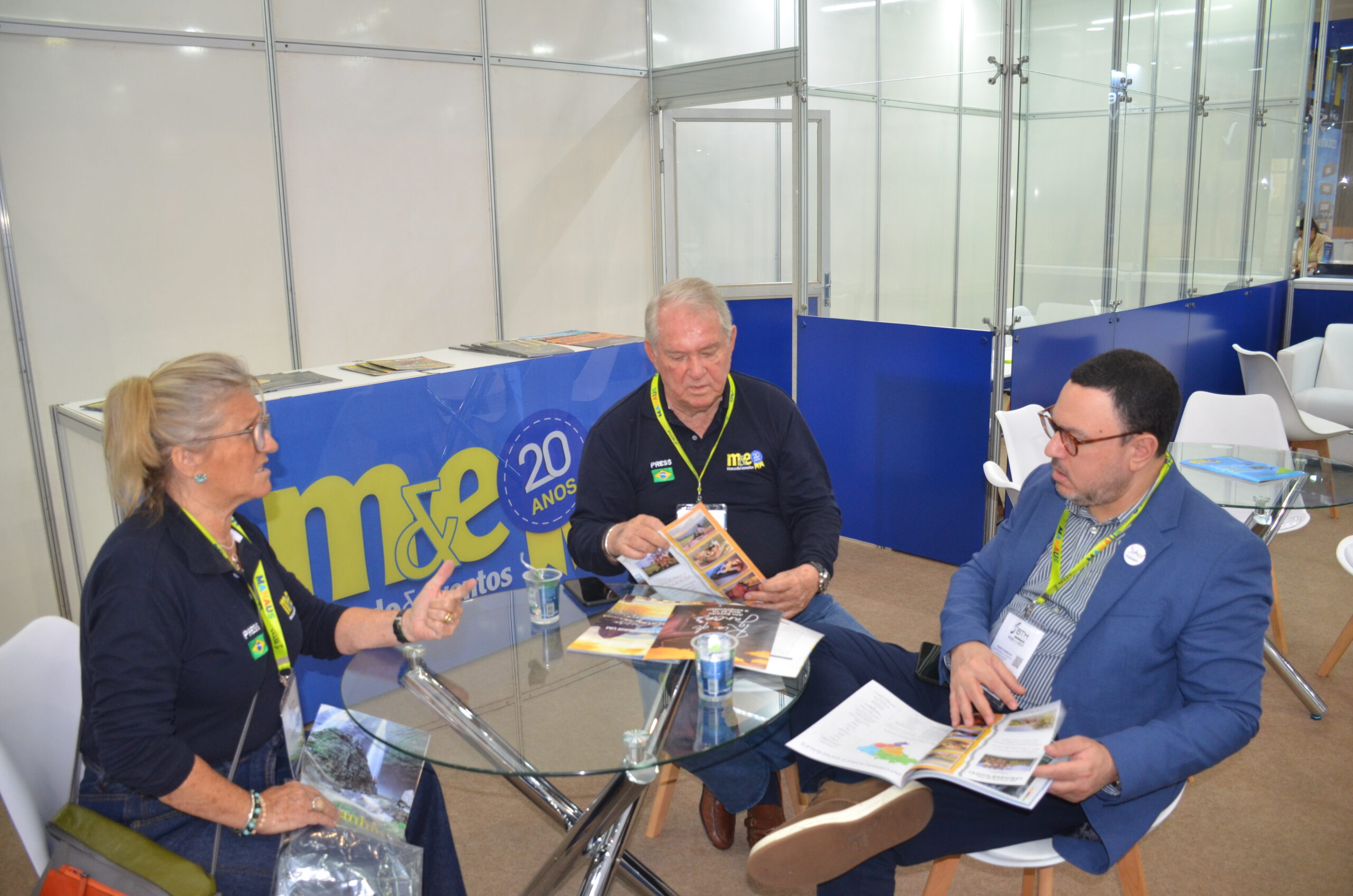 O secretário de Turismo da Bahia conferiu as edições especiais das revistas do M&E