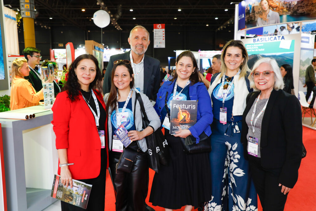 Patrícia Molina, Roberta Toussaint, Laura Gallas, e Kenia Jaeger, do Festuris, com Gustavo Esusy, e Marcela Cuesta, da Inprotur