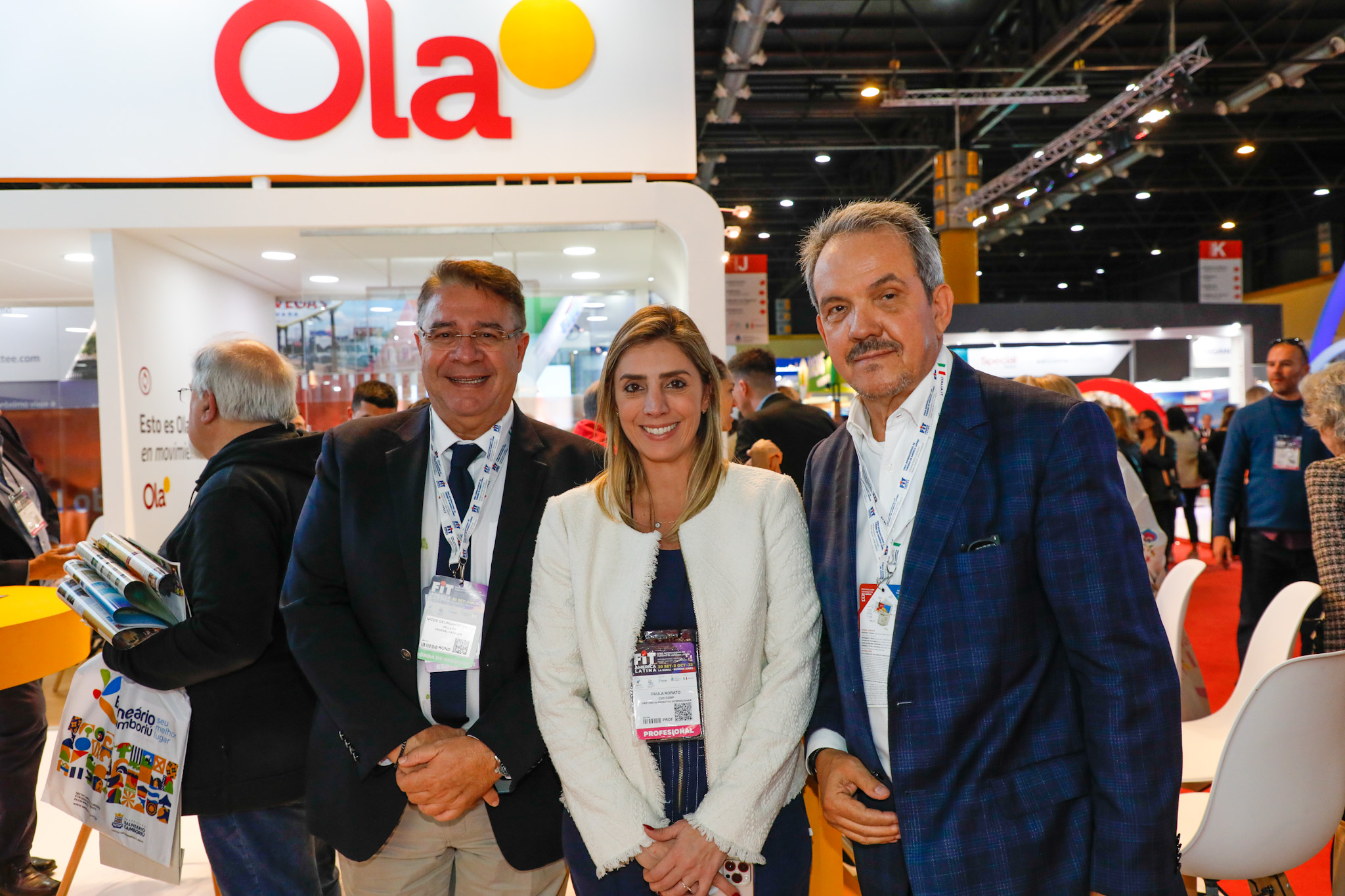 Paula Rorato, diretora de Vendas das franquias CVC Corp, entre Nicos Geogakopoulos, e João Costa, da Hellenic Brasil Paula Rorato, diretora de Vendas das franquias CVC Corp, entre Nicos Geogakopoulos, e João Costa, da Hellenic Brasil