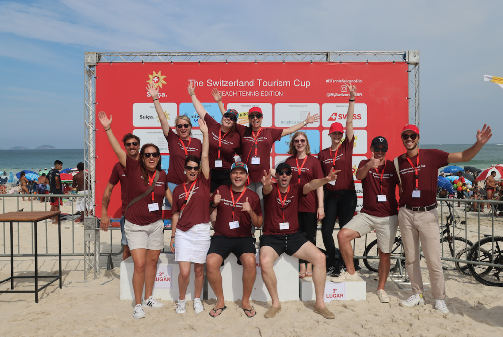 Turismo da Suíça inaugura quadra de beach tênis na praia de Copacabana