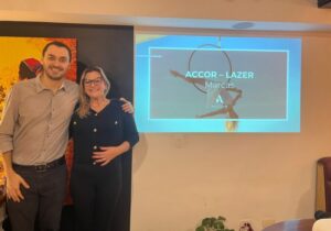 Rafael Ortiz, Gerente de Produtos da ViagensPromo e Priscila Godoy, Coordinator Sales da Rede Accor (Divulgação/ViagensPromo)
