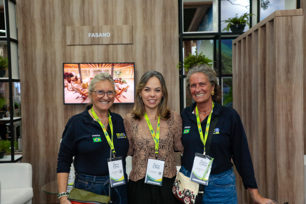 Rosa Masgrau e Mari Masgrau, com Caissa Moura, do Hotel Fasano