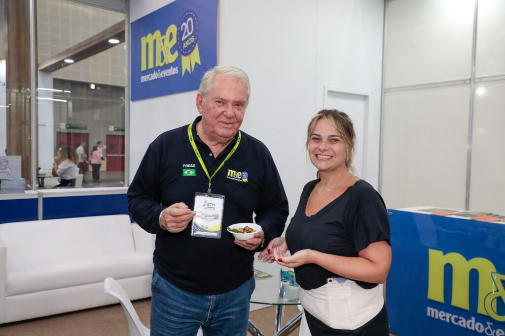 Roy Taylor, do M&E, e Bárbara Botega, comunicação do estado de Minas Gerais