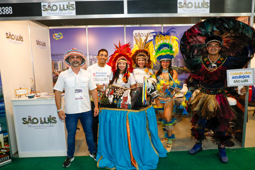 Saulo Santos, secretário de turismo de São Luís, com equipe no estande de São Luís-MA