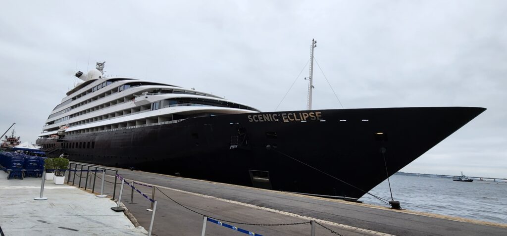 Pela primeira vez no Brasil, Scenic Eclipse I, primeiro iate de descobertas do mundo, chega ao Rio Pela primeira vez no Brasil, Scenic Eclipse I, primeiro iate de descobertas do mundo, chega ao Rio