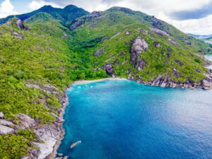 Seychelles, um arquipélago composto por 115 ilhas, vem se tornando cada vez mais procurado por viajantes que buscam por uma experiência única (Divulgação/Michel Denousse)