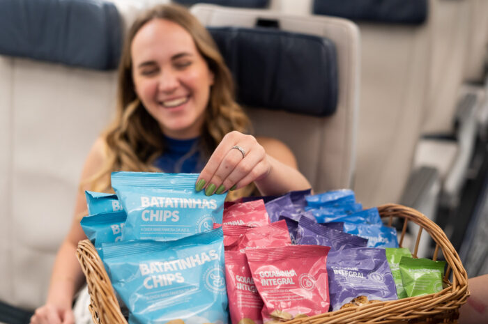 Azul destaca dicas e vantagens para famílias viajarem com crianças neste feriadão De filmes e jogos infantis a snacks pensados especialmente para a garotada, companhia ajuda a proporcionar uma viagem tranquila e inesquecível para os pequenos (Divulgacão/Azul)