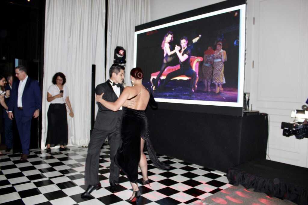 Tango típicamente argentino fechou a noite Tango típicamente argentino fechou a noite