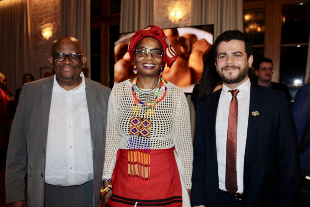 Tebogo Tsimane COO da South African Airways Tinyiko Tsimane Consul da Africa do Sul em Sao Paulo e Philipe Karat da Embratur South African Airways comemora retorno ao Brasil com coquetel em São Paulo; veja fotos