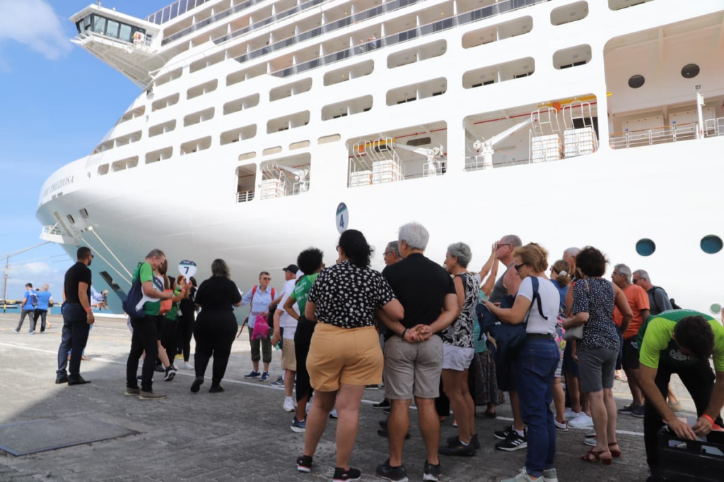 Mais de 3 mil turistas chegam a Bahia no primeiro dia da temporada de cruzeiros 2023/24
