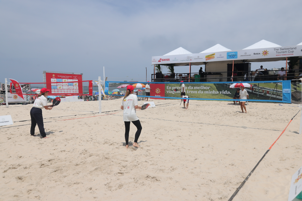 Turismo da Suíça inaugura quadra de beach tênis na praia de Copacabana
