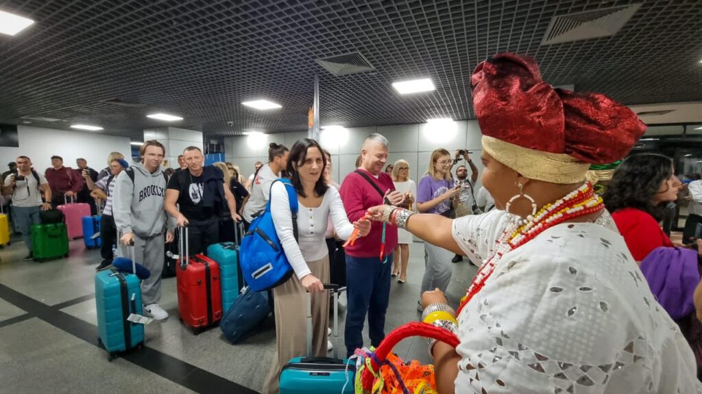 Turistas poloneses chegam a Bahia em voo fretado inedito Foto SeturBA Bahia começa a receber voos charters da Polônia