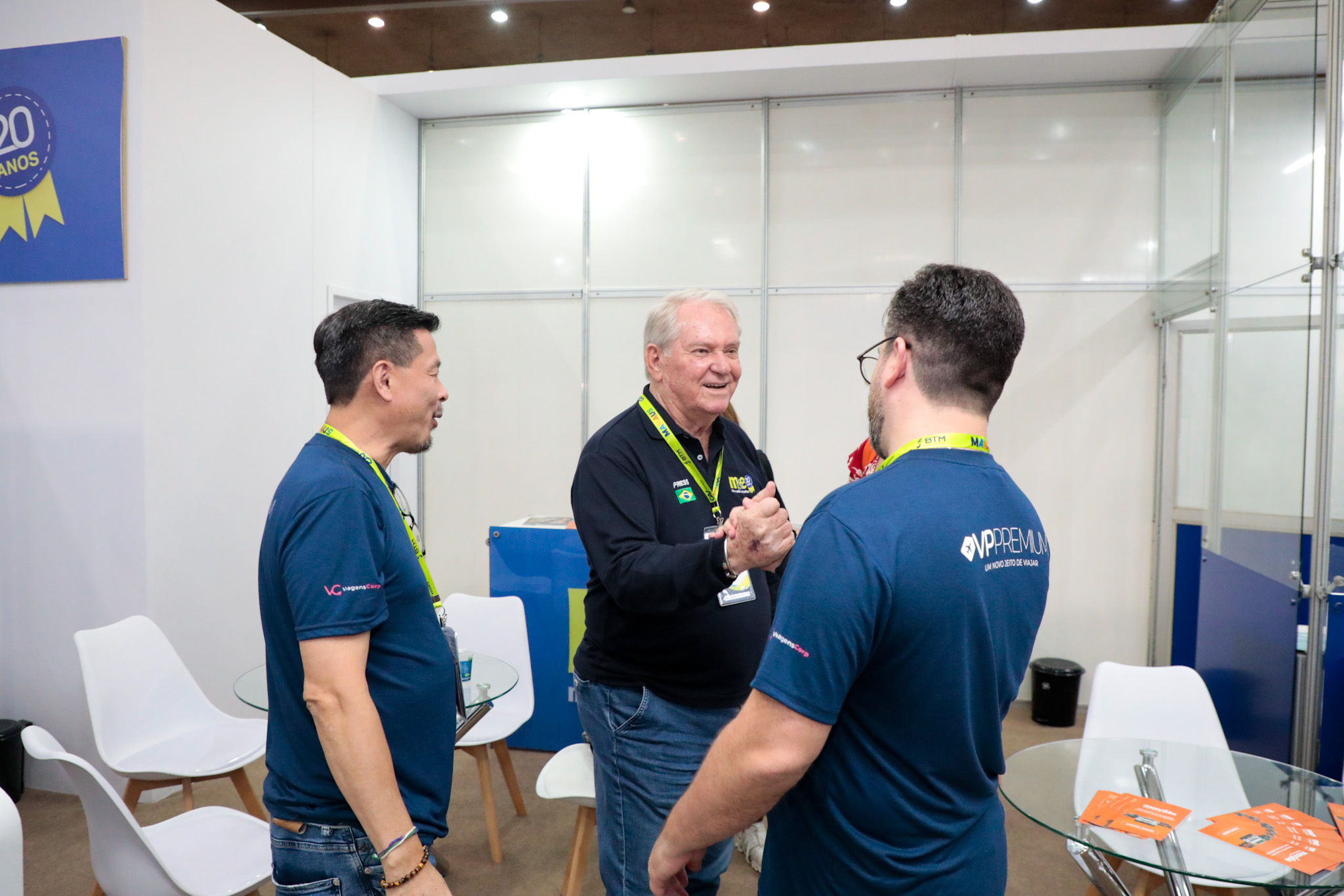 Valter Onishi e Renato Alves, da Viagens Promo, com Roy Taylor, do M&E Valter Onishi e Renato Alves, da Viagens Promo, com Roy Taylor, do M&E