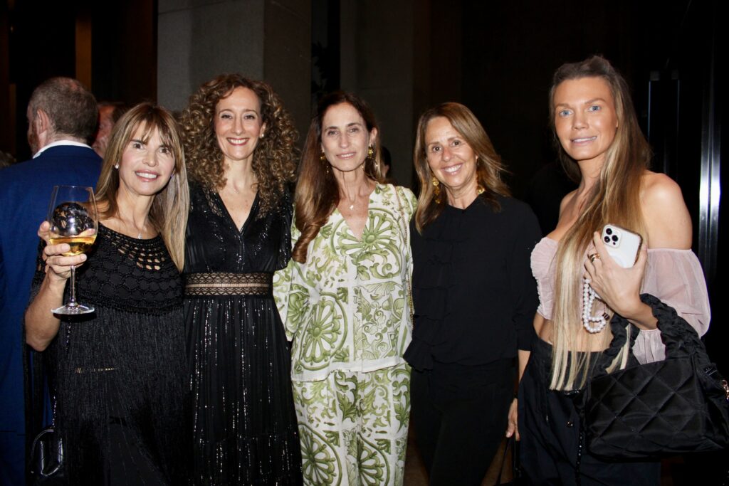 Vanessa Serventite, da Richmond, Daniela Shavo, da Small Luxury Hotels, Mariela Mazer, do Casa Lucia, Pilar Garcia-Nieto, da Único Hotels, e Gisela Berger, da Embaixada da Argentina Vanessa Serventite, da Richmond, Daniela Shavo, da Small Luxury Hotels, Mariela Mazer, do Casa Lucia, Pilar Garcia-Nieto, da Único Hotels, e Gisela Berger, da Embaixada da Argentina