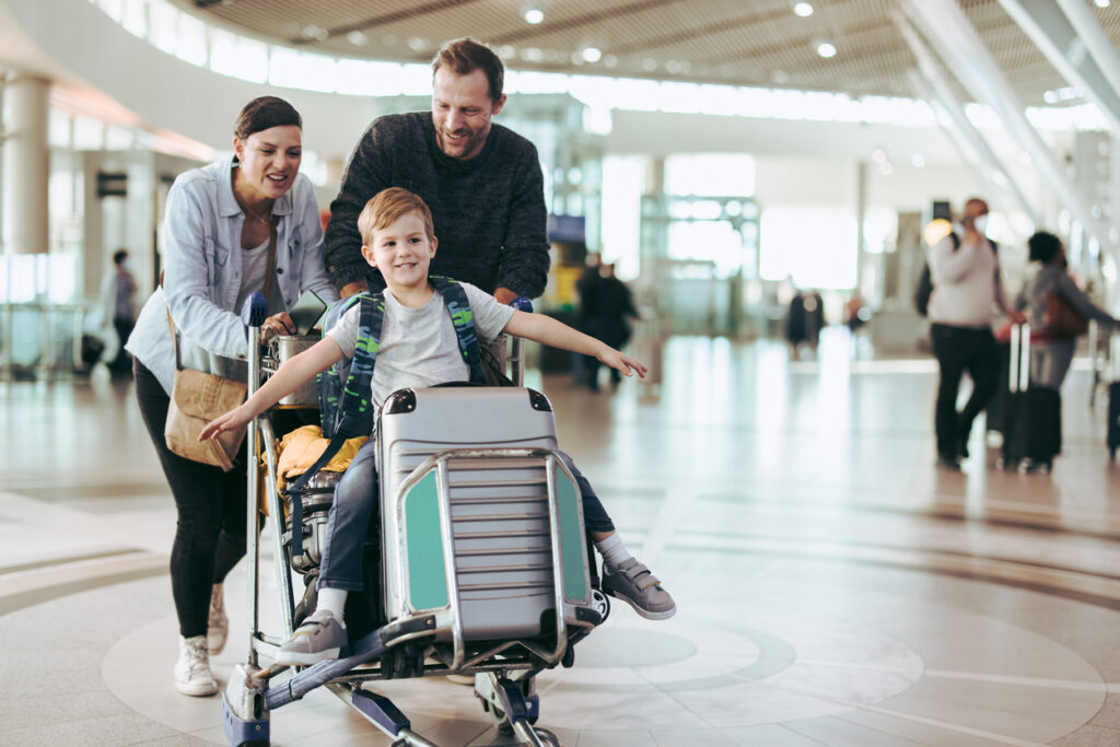 Viagem criancas istock Empresa especializada em achar bagagens perdidas chega ao Brasil para facilitar vida dos agentes