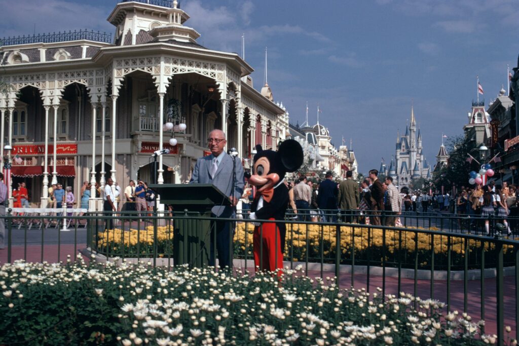 WDW 50 1971 Dedication Ceremony 1 Walt Disney World Company comemora 100 anos de história; veja fotos marcantes