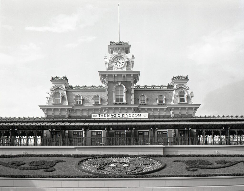 WDW 50 Magic Kingdom Park Entrance 1971 Walt Disney World Company comemora 100 anos de história; veja fotos marcantes