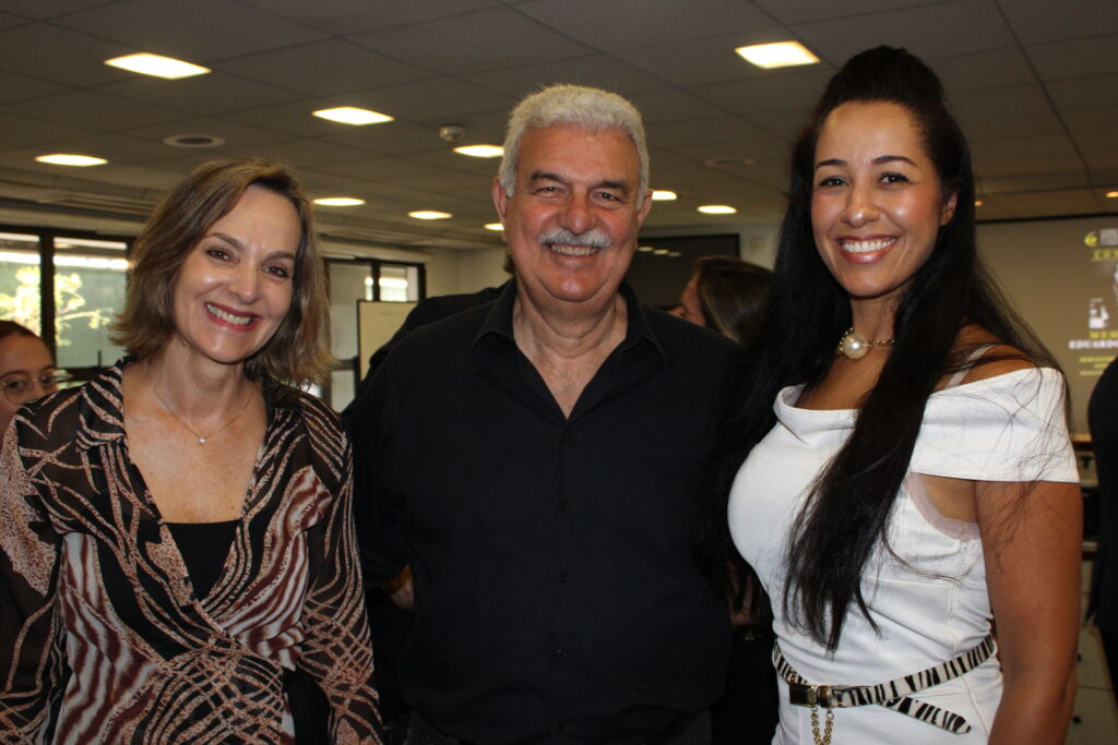 Walter Teixeira, do Skal, com Mary Guerra e Kelly Oliveira, do SPCVB