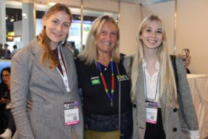 Felicia Domingues e Sofia Herrera, da ITB, com Rosa Masgrau, do M&E Felicia Domingues e Sofia Herrera, da ITB, com Rosa Masgrau, do M&E
