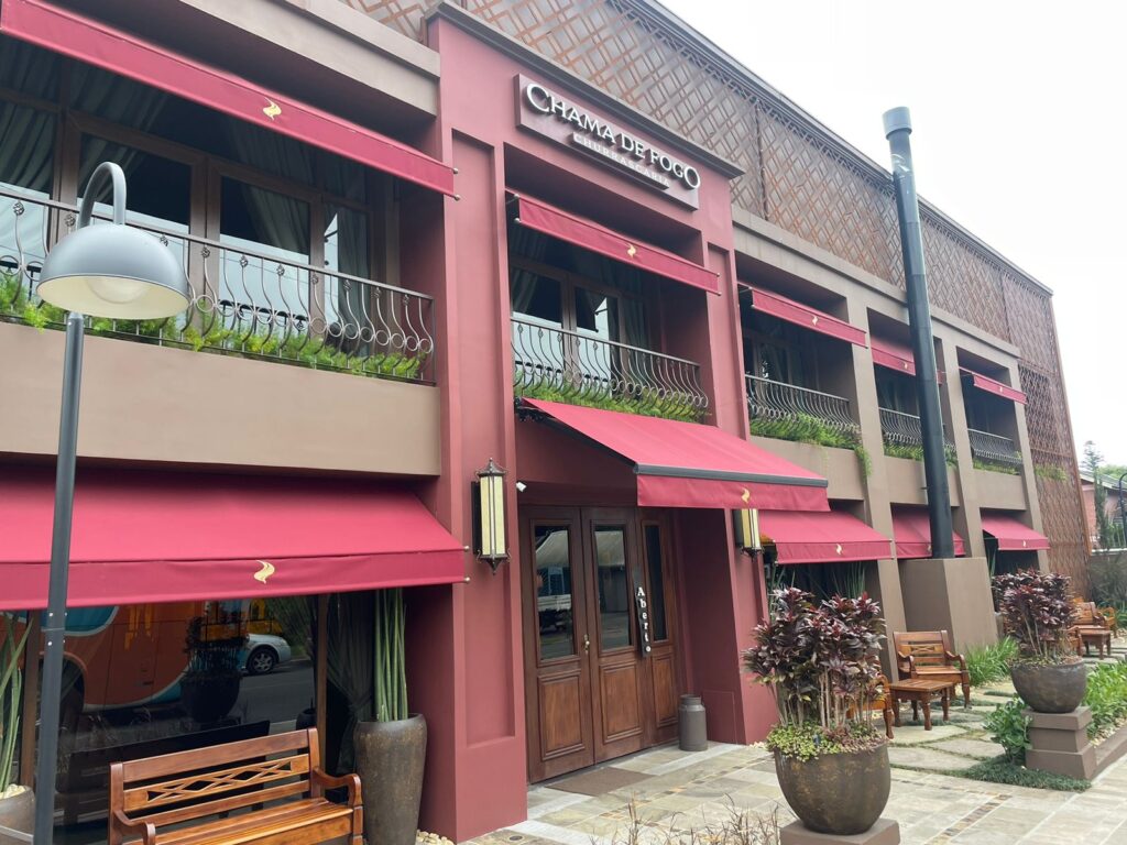 A churrascaria Chama de Fogo possui uma grande variedade de tipos e cortes de carnes premiums A churrascaria Chama de Fogo possui uma grande variedade de tipos e cortes de carnes premiums