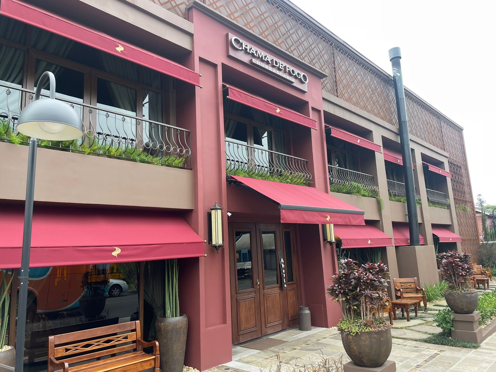 A churrascaria Chama de Fogo possui uma grande variedade de tipos e cortes de carnes premiums A churrascaria Chama de Fogo possui uma grande variedade de tipos e cortes de carnes premiums