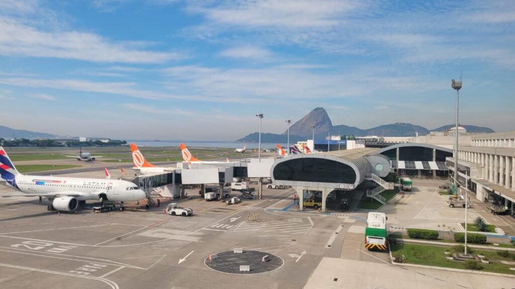 Aeroportos da Infraero devem movimentar mais de 100 mil passageiros no feriado Aeroportos da Infraero devem movimentar mais de 100 mil passageiros no feriado