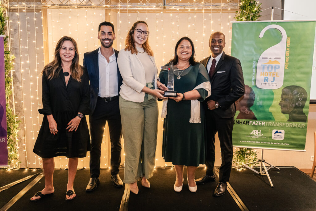 Prêmio Top Hotel RJ 2023 destaca os melhores projetos em quatro categorias 1 1 lugar acao social Secretaria Dani Maia e equipe do Hilton Copacabana Prêmio Top Hotel RJ 2023 destaca os melhores projetos em quatro categorias