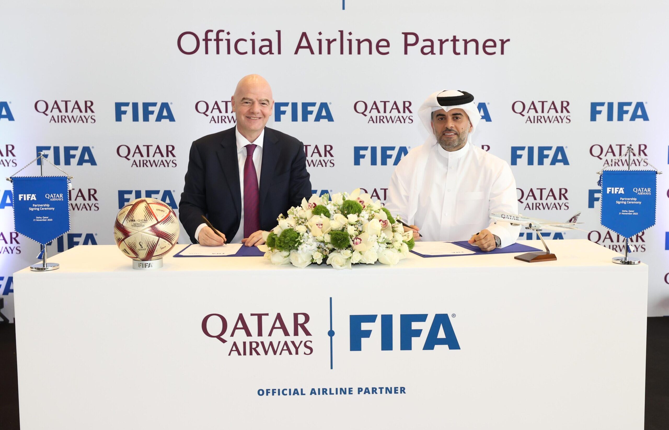 514235 QR FIFA SIGN d1f0cf original 1700646338 scaled e1700673947579 Qatar Airways renova parceria com a FIFA até 2030