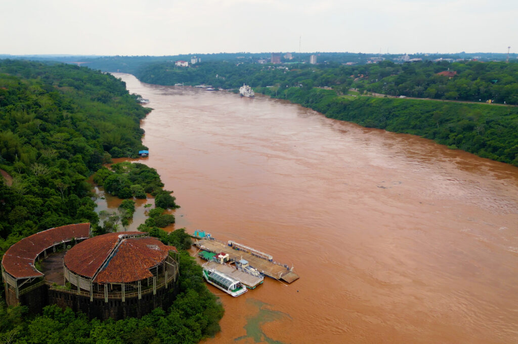 Itaipu abre vertedouro da usina pela primeira vez desde maio Itaipu abre vertedouro da usina pela primeira vez desde maio