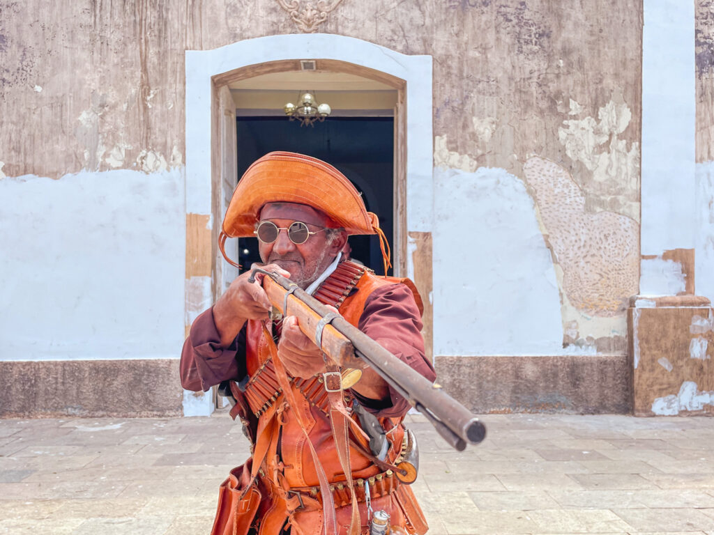 A famtour Paraíbe-se foi recebida em Cabaceiras por um cangaçeiro