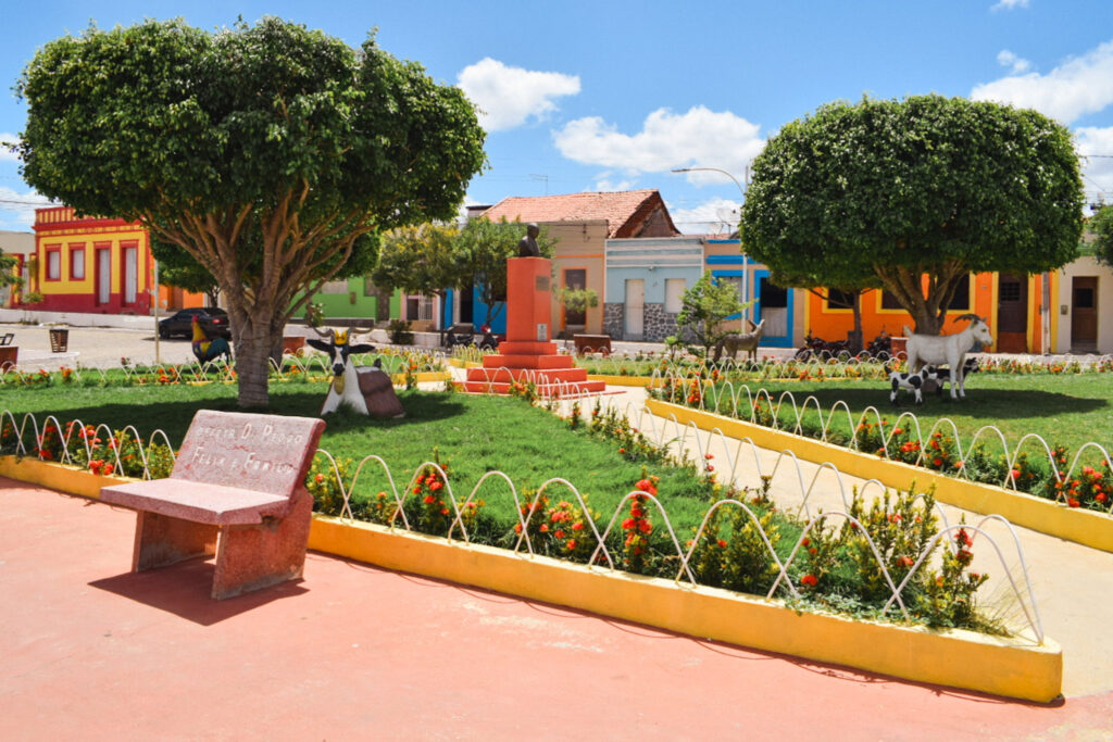 A praça principal de Cabaceiras presta homenagem ao Bode, que na cidade possui uma festa de coroação chamada Bode Rei