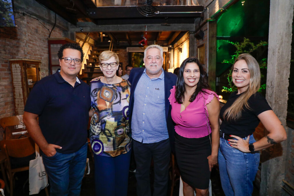 Alberto Bacarin, da Orinter, Bárbara Pícolo e Michael Barkoczy, da ETS, Maria Santos, da Flot, e Pamella Estima, da Azul Alberto Bacarin, da Orinter, Bárbara Pícolo e Michael Barkoczy, da ETS, Maria Santos, da Flot, e Pamella Estima, da Azul