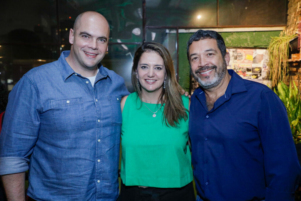 Ana Elisa Facchinato, do Brand USA, entre Vitor Santos e Jorge Souza, da Orinter