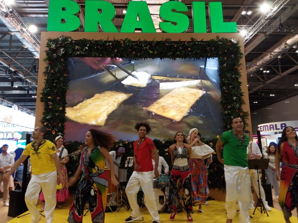 Apresentação cultural no estande do Brasil