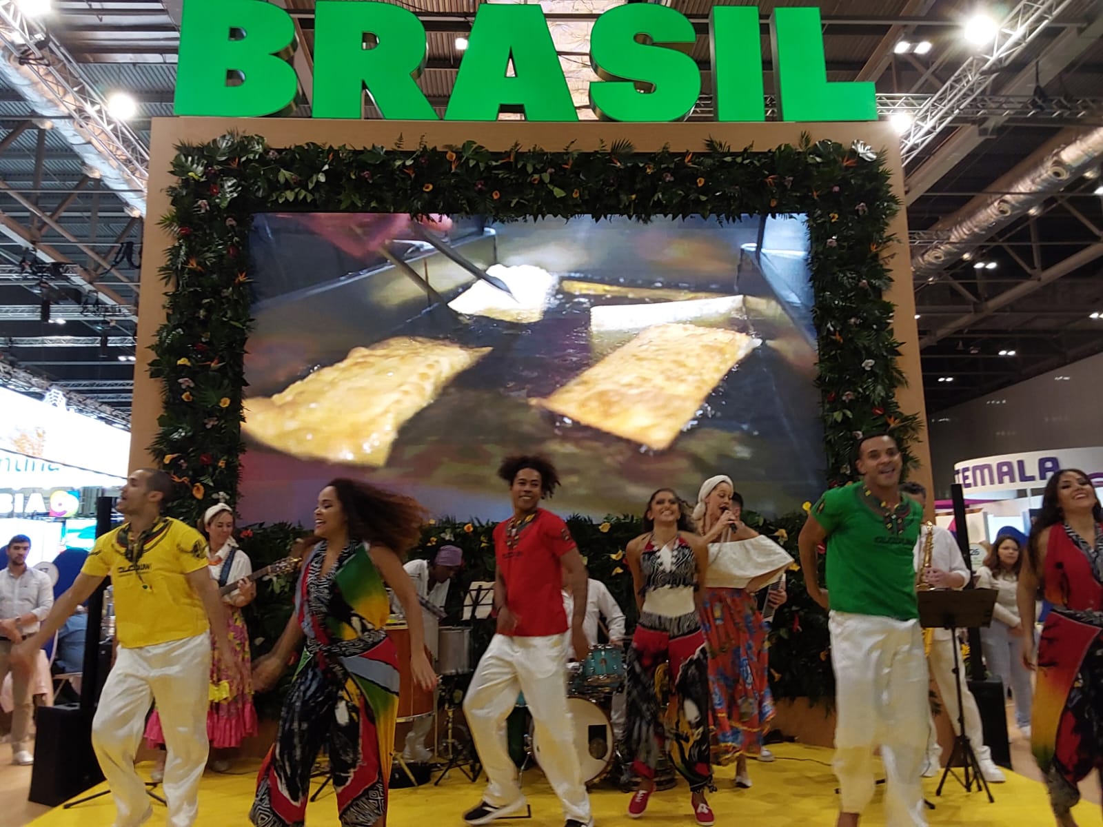 Apresentação cultural no estande do Brasil